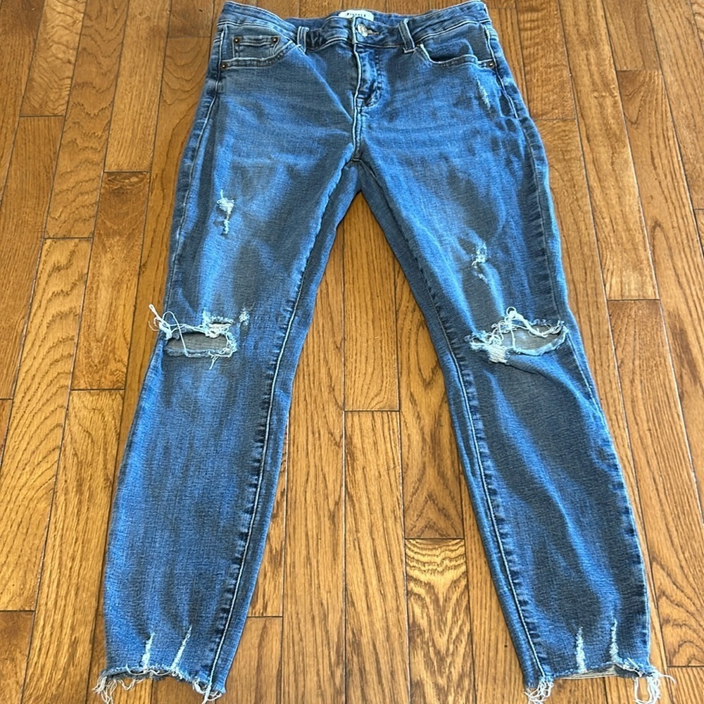 Women’s Pistola Crop skinny Jean size 28” waist 25” inseam 9” rise distressed